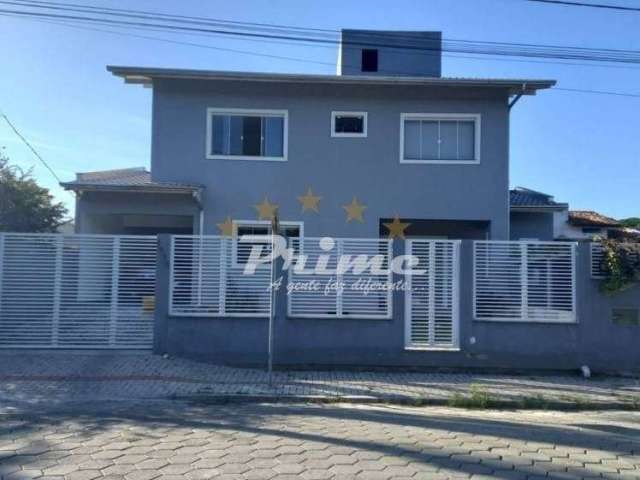 Linda casa com piscina em Bombas - Bombinhas-SC