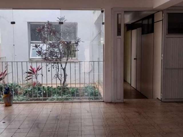 casa bem espaçosa e versátil na Av. Samuel Martins, com a possibilidade de ser usada tanto como resid&#234;ncia quanto como espaço comercial.