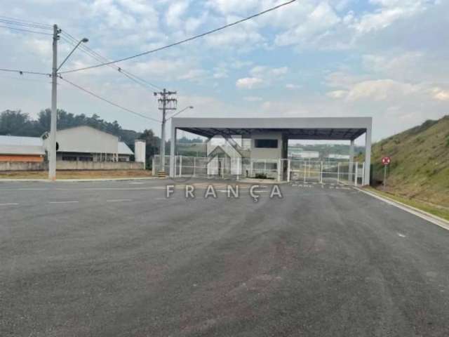 Terreno industrial de 680m² para você construir o seu galpão.