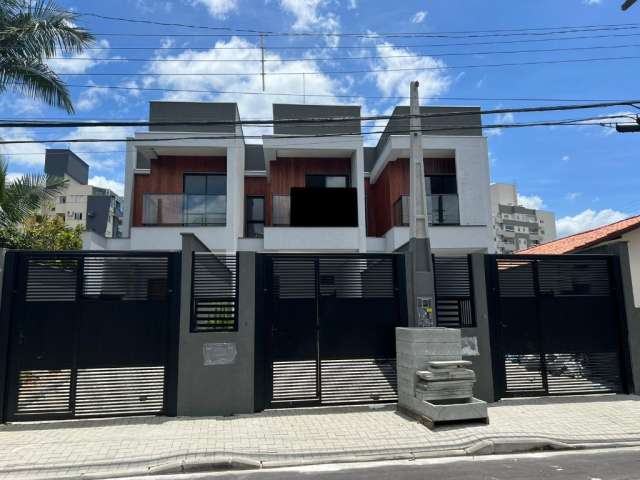 Belíssimo sobrado geminado pronto para morar no bairro Santo Antônio!