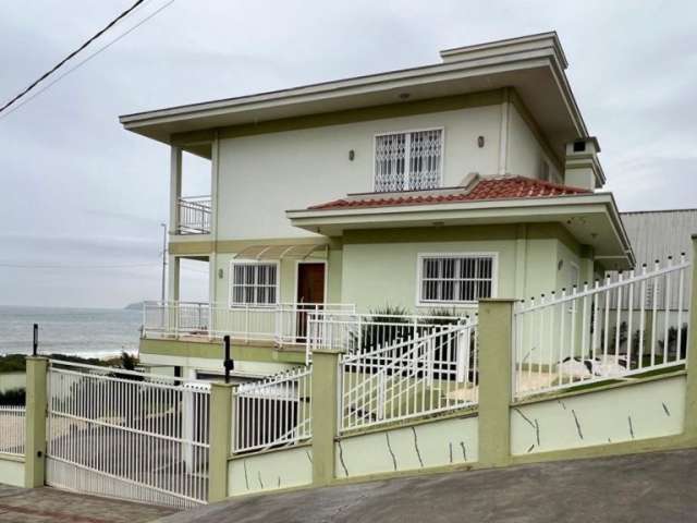 Espaçosa casa à venda em Balneário Piçarras, com 1 suíte + 5 dormitórios. Ideal para quem busca conforto e espaço para toda a família. Não perca essa oportunidade única!