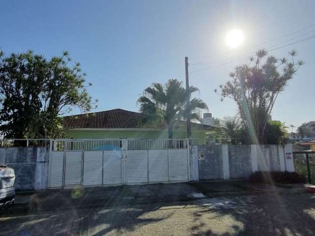 Casa espaçosa com piscina localizado no bairro Floresta