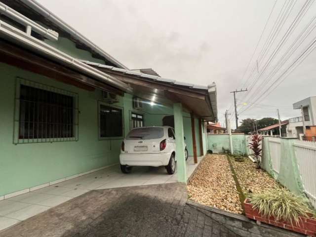 Linda casa à venda no bairro Armação, em Penha! 1 suíte + 4 quartos, ótimo espaço e localização privilegiada