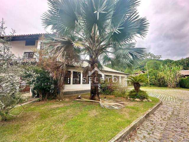 Casa em condóminio, terreno de 1800m2