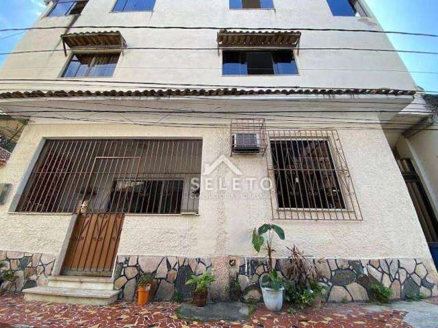 Casa triplex de Vila com 6 dormitórios, 240 m², à venda por R$ 690.000