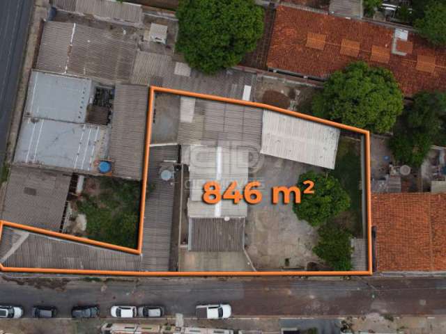 Casa com três quartos e salão comercial no bairro Poção