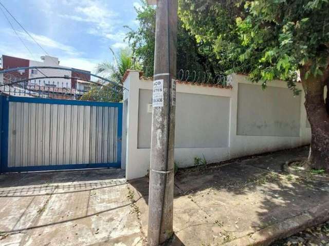 Casa com 03 quartos e piscina próximo ao Parque Mãe Bonifácia