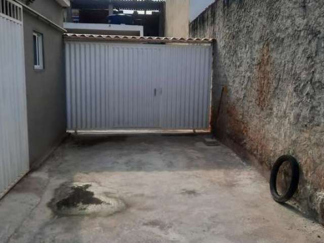 Casa para alugar com garagem no centro de Santa Cruz da Serra