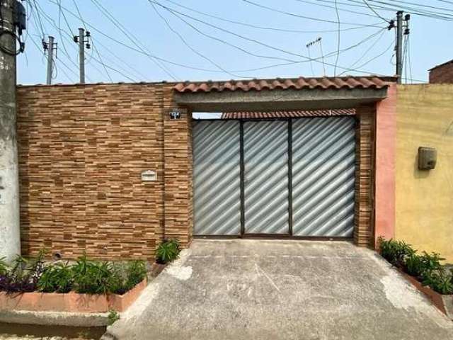 Linda casa com quintal em Jardim Imbariê