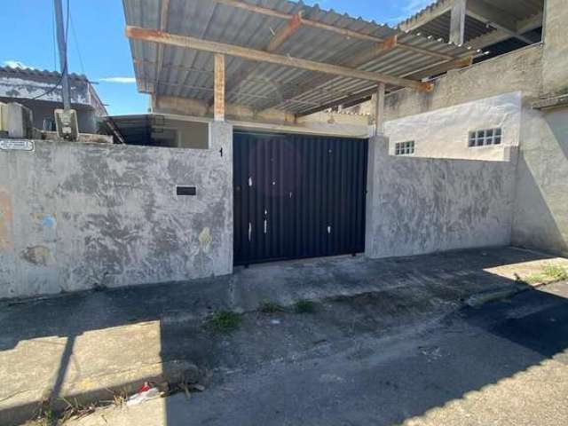 Casa frente de rua com garagem e 2 quartos