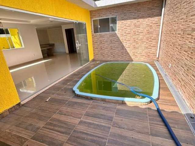 Linda casa em Xerem com quintal e garagem