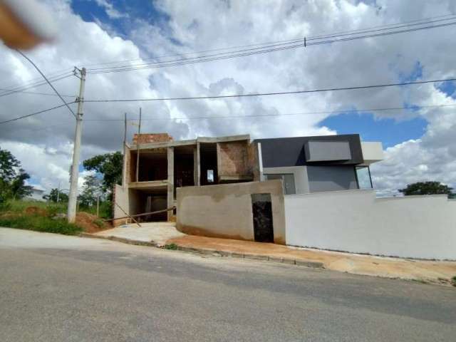 Linda casa de 03 quartos no bairro tiradentes em betim