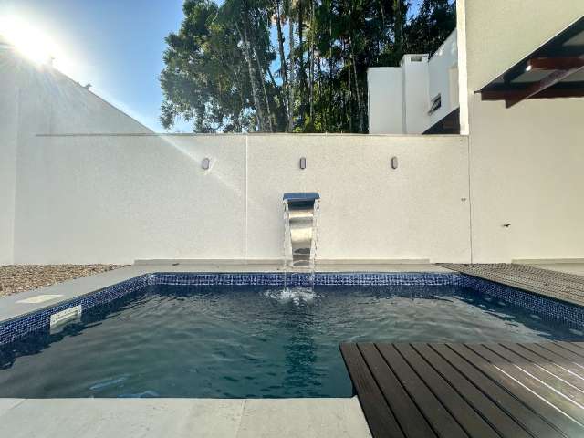 Lindo sobrado com 3 suítes + piscina à venda