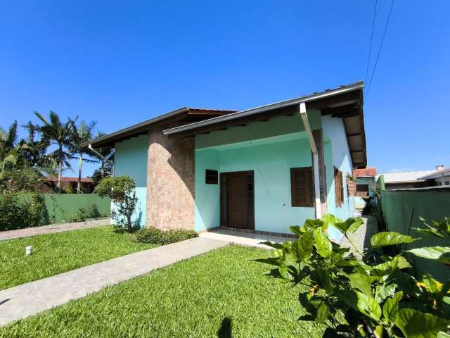 Casa com 3 Quartos, Amplo Terreno, Piscina e Edícula, para Venda no bairro ITAPOÁ ANEXO B1,  Itapoá/SC.