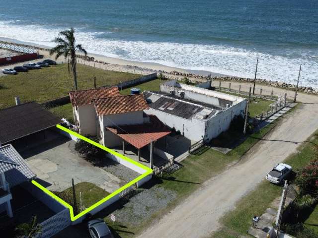 Casa espaçosa com AMPLO TERRENO NA QUADRA DO MAR, Balneário Princesa do Mar, Itapoá / SC.