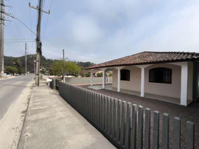 Casa de ESQUINA em Avenida Comercial no Balneário ITAPOÁ Centro de Itapoá-SC.