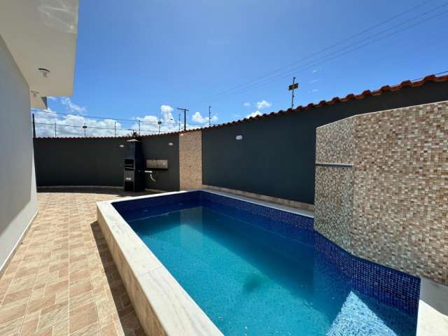 Casa espaçosa com piscina para venda em Itanhaém lado praia