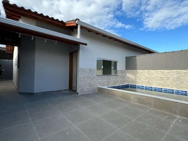 Casa nova com piscina para venda em Itanhaém á 500 metros do mar