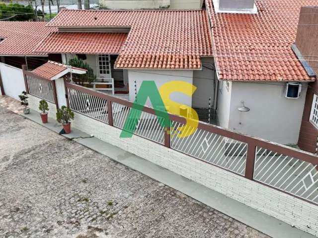 Imperdível casa em condomínio com 3 quartos e 3 suítes à venda em Gravatá-PE, bairro Norte - 180m² - 3 vagas - 4 banheiros