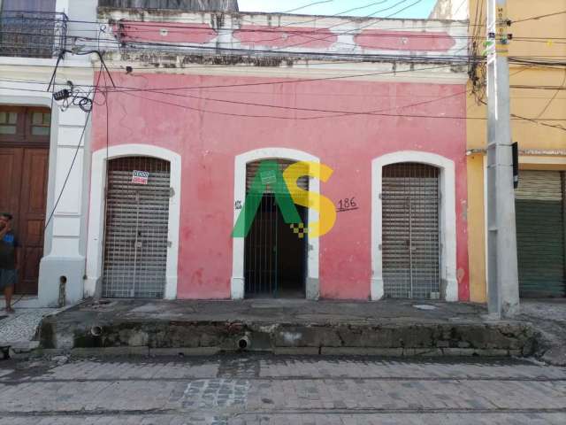 Galpão a Venda no Centro do Recife, 330 m², Frente Para Praça do Brum.