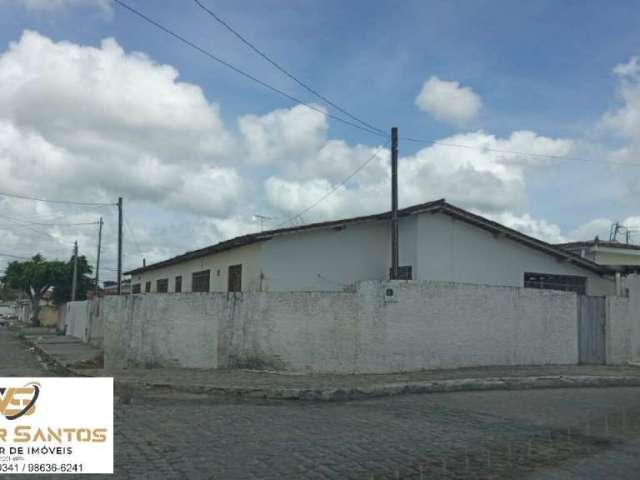 Casa de Esquina bem localizada em Tibiri