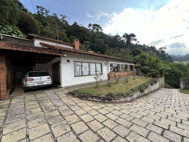 Casa fora de condominio com 06 quartos, 02 suítes e amplo quintal - Barra do Imbuí - Teresópolis/RJ