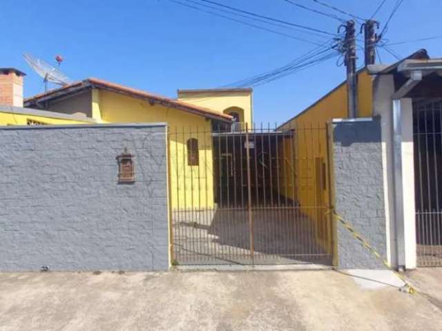 Casa com sobrado nos fundos para locação no bairro Conjunto Residencial Trinta e Um de Março, em São José dos Campos/SP.