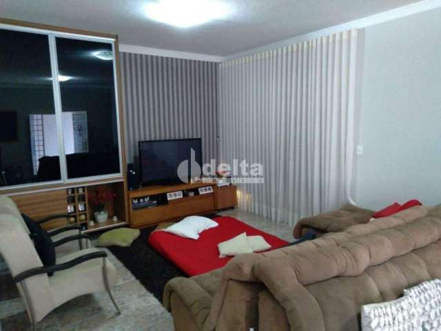 Casa à venda, 2 quartos, 2 vagas, Santa Mônica - Uberlândia/MG