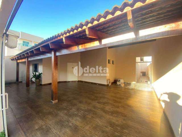 Casa à venda, 4 quartos, 3 suítes, 4 vagas, Tubalina - Uberlândia/MG