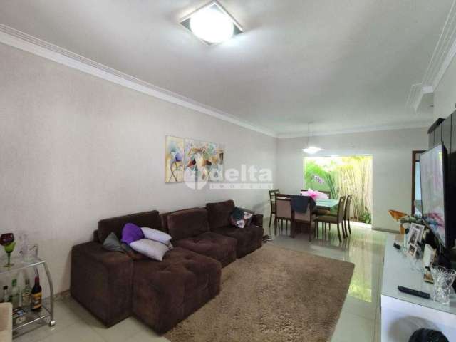 Casa à venda, 3 quartos, 2 suítes, 5 vagas, Custódio Pereira - Uberlândia/MG