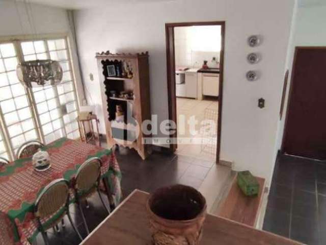 Casa à venda, 3 quartos, 1 suíte, 8 vagas, Saraiva - Uberlândia/MG