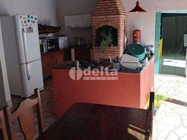 Casa à venda, 4 quartos, 2 suítes, 5 vagas, Osvaldo Rezende - Uberlândia/MG