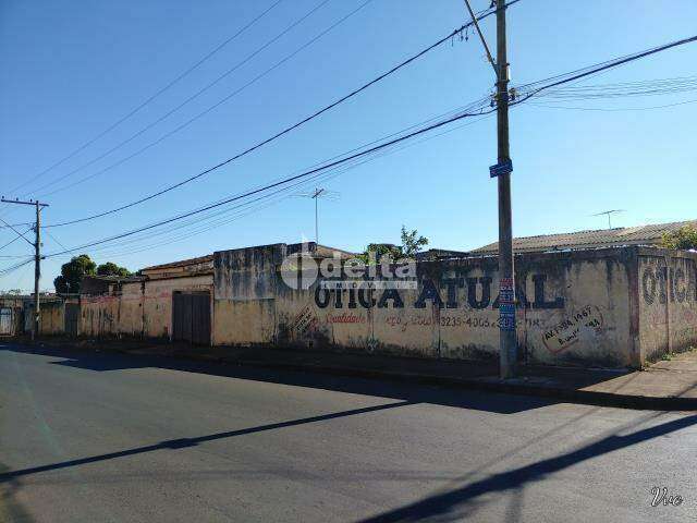 Casa à venda, 4 quartos, 2 suítes, 1 vaga, Marta Helena - Uberlândia/MG