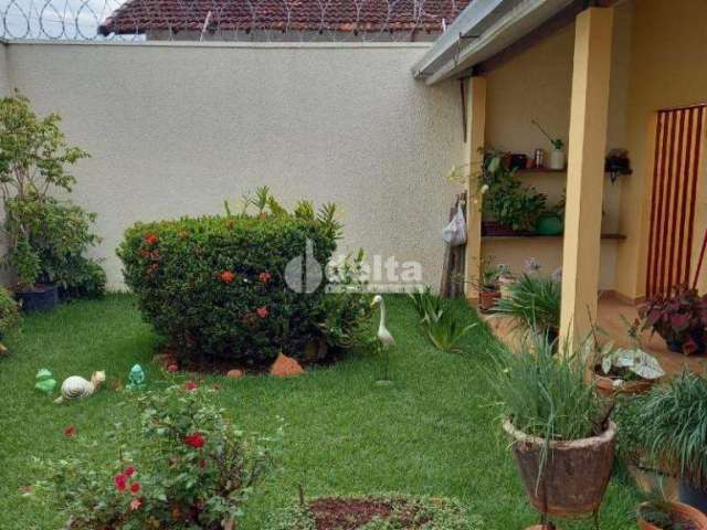 Casa à venda, 3 quartos, 1 suíte, 2 vagas, Pacaembu - Uberlândia/MG