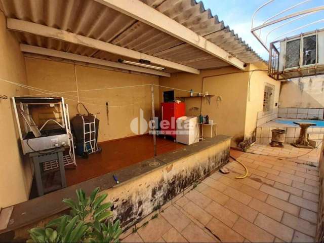 Casa à venda, 6 quartos, 1 suíte, 4 vagas, Custódio Pereira - Uberlândia/MG