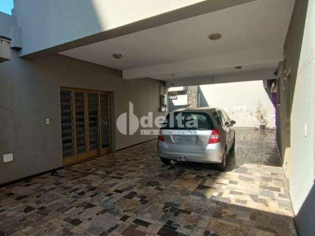 Casa à venda, 4 quartos, 2 suítes, 6 vagas, Centro - Uberlândia/MG