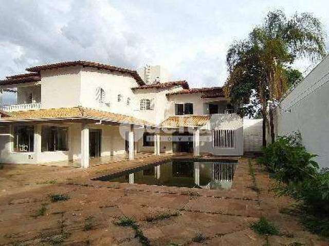 Casa para aluguel, 8 quartos, 3 suítes, 15 vagas, Umuarama - Uberlândia/MG