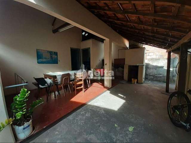 Casa à venda, 6 quartos, 1 vaga, Osvaldo Rezende - Uberlândia/MG