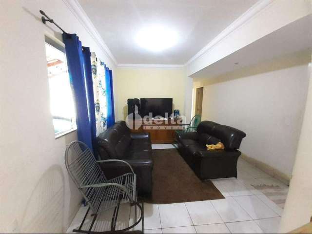 Apartamento à venda, 3 quartos, 1 suíte, 2 vagas, Umuarama - Uberlândia/MG