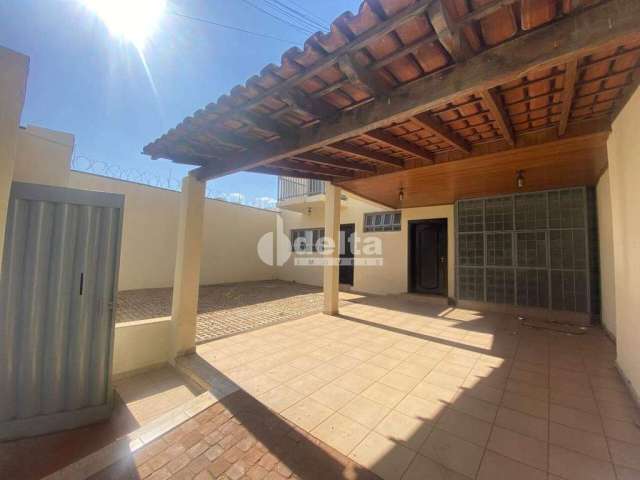 Casa para aluguel, 4 quartos, 2 suítes, 3 vagas, Centro - Uberlândia/MG