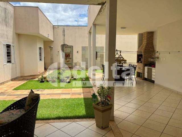 Casa à venda, 3 quartos, 1 suíte, 2 vagas, Chácaras Tubalina E Quartel - Uberlândia/MG