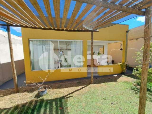 Casa à venda, 3 quartos, 1 suíte, 2 vagas, Santa Mônica - Uberlândia/MG