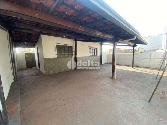 Casa para aluguel, 3 quartos, 2 vagas, Osvaldo Rezende - Uberlândia/MG