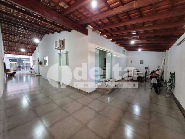 Casa com 220m², 3 Quartos, sendo 1 Suíte, 6 Vagas, Jardim América!