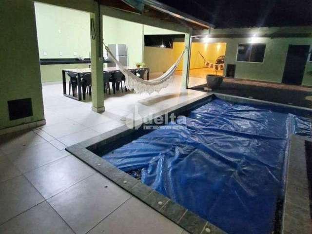 Casa à venda, 3 quartos, 5 vagas, Osvaldo Rezende - Uberlândia/MG