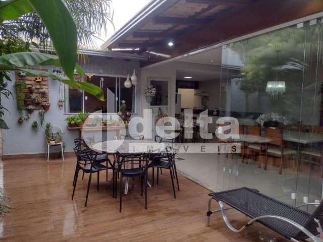 Casa à venda, 3 quartos, 1 suíte, 4 vagas, Jardim Patrícia - Uberlândia/MG