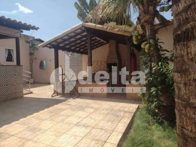 Casa à venda, 3 quartos, 1 suíte, 3 vagas, Custódio Pereira - Uberlândia/MG