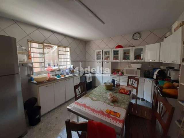 Casa à venda, 4 quartos, 1 suíte, 2 vagas, Santa Rosa - Uberlândia/MG