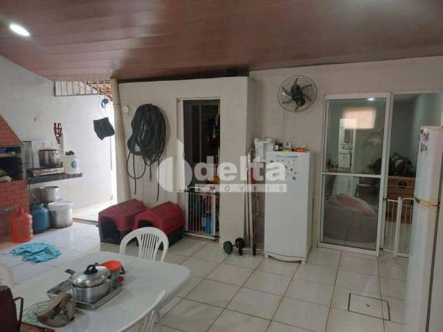 Casa em condomínio à venda, 3 quartos, 1 suíte, 3 vagas, Aclimação - Uberlândia/MG