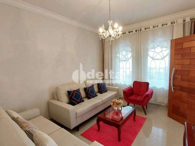 Casa à venda, 3 quartos, 1 suíte, 3 vagas, Custódio Pereira - Uberlândia/MG